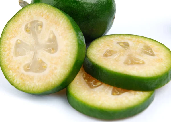 Hela Feijoa Och Skivor Skivad Feijoa — Stockfoto