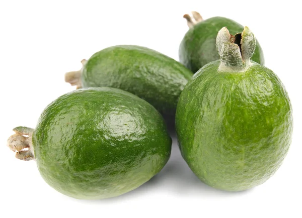 Birçok feijoa meyvesi beyaz arka planda izole edilmiştir..
