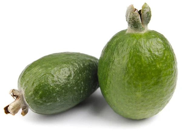 Due Frutti Feijoa Maturi Sono Isolati Uno Sfondo Bianco — Foto Stock