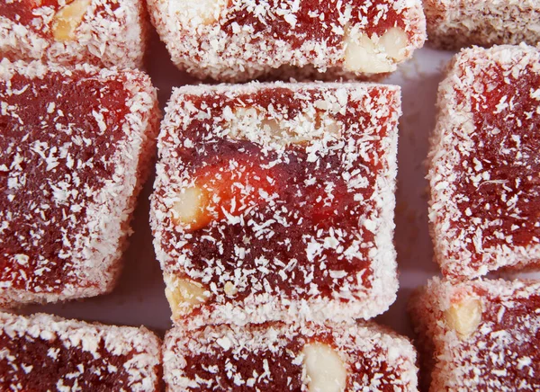 Doğulu tatlılar, beyaz arka planda rahat lucum..