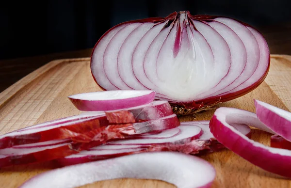 Half Bulb Juicy Onion Cut Rings Wooden Board Wooden Background — Foto Stock