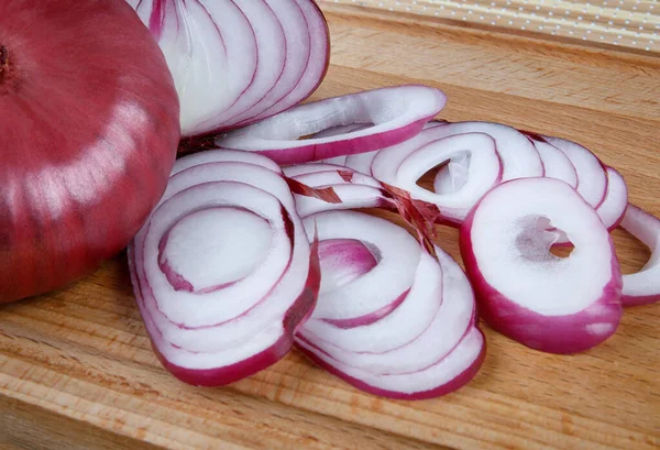 Onion Ripe Juicy Onion Cut Rings Wooden Board Wooden Background — Stok fotoğraf