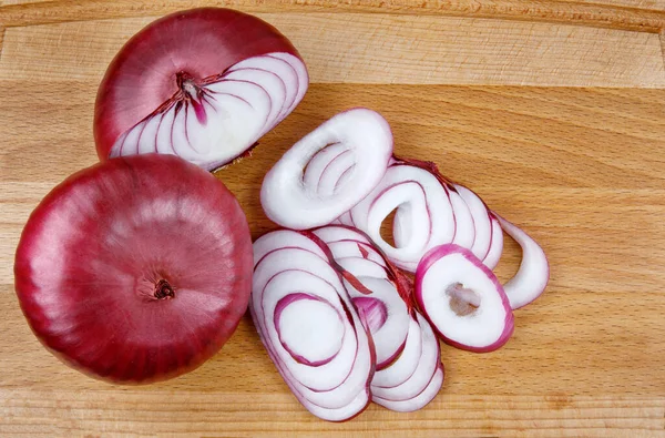 Onion Ripe Juicy Onion Cut Rings Wooden Board Wooden Background — Stock fotografie