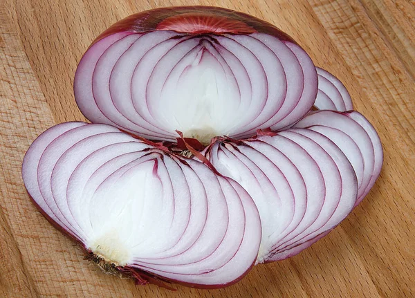 Half Bulb Juicy Onion Cut Rings Wooden Board Wooden Background — Stock fotografie