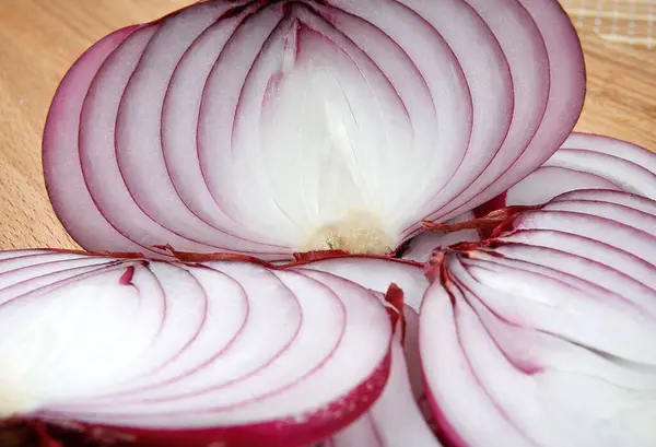 Cut Juicy Onions Wooden Board Close — Stok fotoğraf