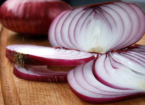 Cut Juicy Salad Onions Wooden Board Close — Stockfoto