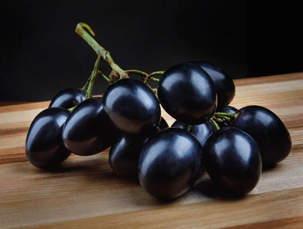 Petit Bouquet Raisins Noirs Sur Une Planche Bois — Photo