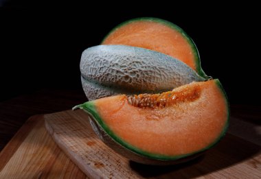 Olgun karpuz ve tahta üzerinde bir parça kavun..