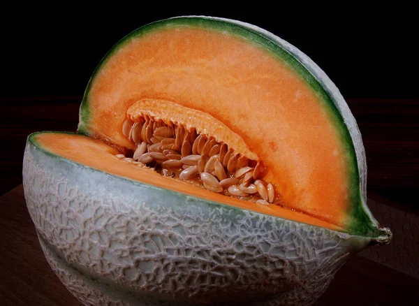 Reife Melone Auf Holzbrett Schneiden — Stockfoto