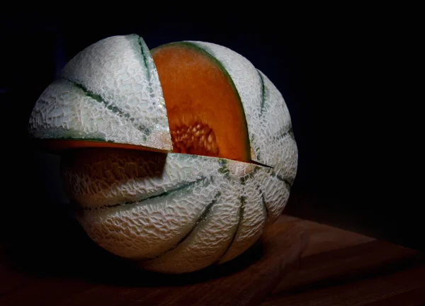 Mycket Vacker Melon Med Skuren Bit Melon Mörk Bakgrund — Stockfoto