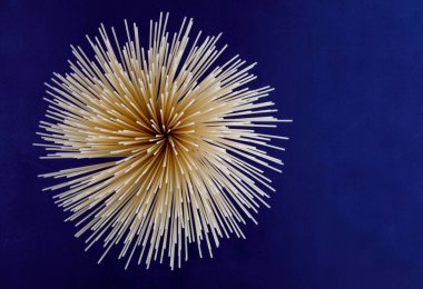 Makarnanın son kısmından güzel bir arka plan çıkarılmış. Spagetti etrafa yayılmış..