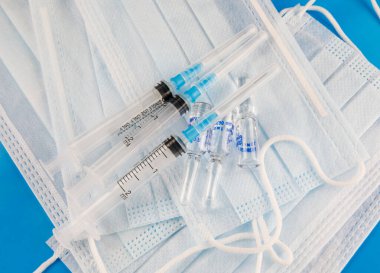 İlaçlı tek kullanımlık şırıngalar ve ampuller.