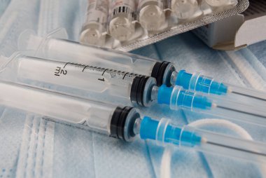 İlaçlı tek kullanımlık şırıngalar ve ampuller.
