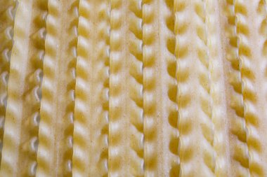 Dalgalı kenarlı uzun makarna arkaplanı.