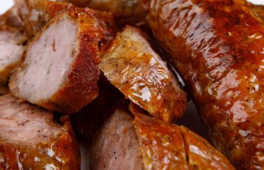 Dilimlenmiş ev yapımı sosis. Sosis..