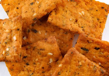 Kaba tuz ve baharatlı çıtır ekmekler.