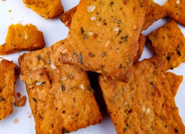 Beyaz arka planda tuzlu ve baharatlı kırıntılı kurabiyeler.