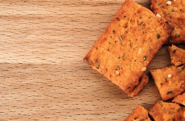 Ahşap bir tahtanın üzerinde tuzlu ve baharatlı kırıntılı kurabiyeler..