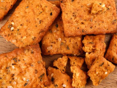 Ahşap bir tahtanın üzerinde tuzlu ve baharatlı kırıntılı kurabiyeler..