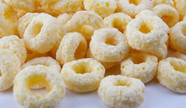 Beyaz arka planda mısır halkaları. mısır atıştırması.