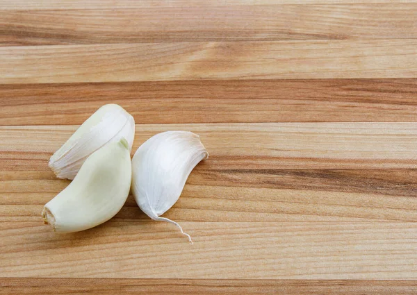 Drie Stukken Knoflook Liggen Een Houten Plank — Stockfoto