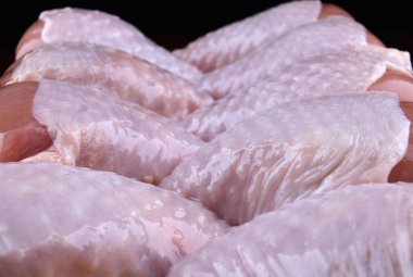 Güzelce katlanmış çiğ tavuk bacağı..