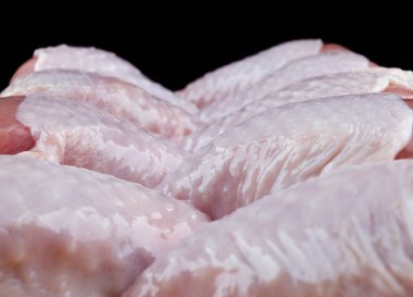 Güzelce katlanmış çiğ tavuk bacağı. Shin tavuk..