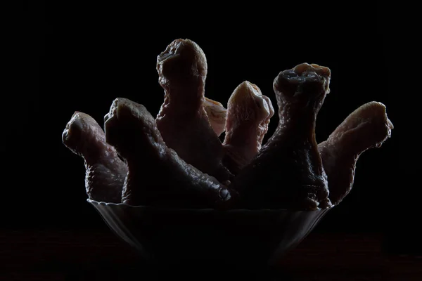 Kontra Işıkta Koyu Bir Arka Planda Çiğ Tavuk Bacağı — Stok fotoğraf
