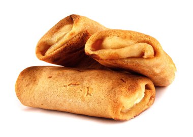 Süzme peynirle doldurulmuş krepler beyaz arka planda izole edilir..