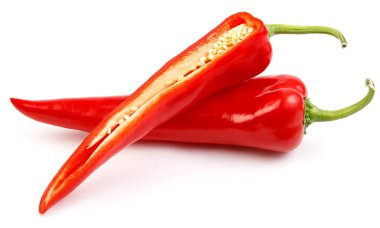 İki kapsül kırmızı biber, bir buçukluk beyaz arka planda izole edilir..