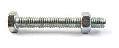 Fındık ve cıvata beyaz arka planda izole edilir.