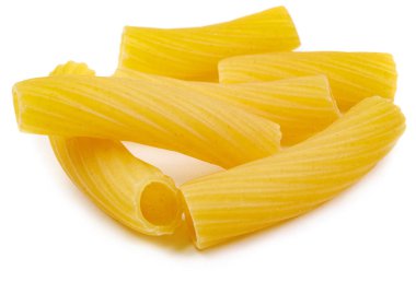 Beyaz arka planda birkaç makarna izole edilir..