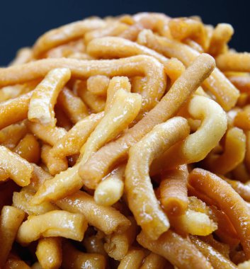 Chak-chak tatar geleneksel lezzeti masanın üstünde..