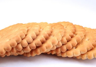 Beyaz arka planda bir sıra yuvarlak kraker.