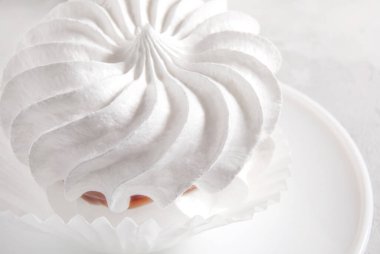 Peçete ve Pembe Kurdeleli Vanilyalı Beyaz Kremalar.