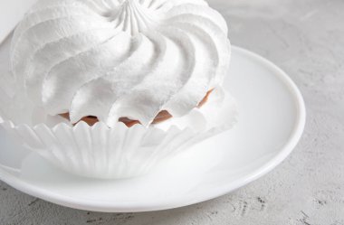 Beyaz bir tabakta güzel beyaz kremalar. Beyaz pasta..