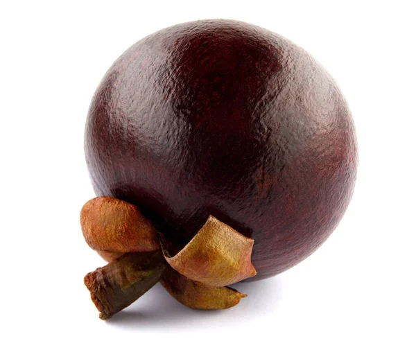 Mangosteen beyaz arka planda izole edildi. Olgun mangosteen.