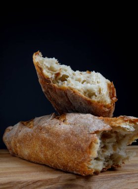 İkiye bölünmüş ekmek. Ekmeği yakından çek. Sanat ekmeği.
