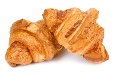 Beyaz arka planda izole edilmiş iki kruvasan..