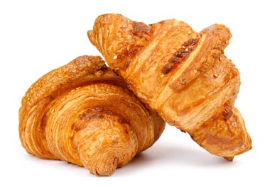 Beyaz arka planda izole edilmiş iki kruvasan..