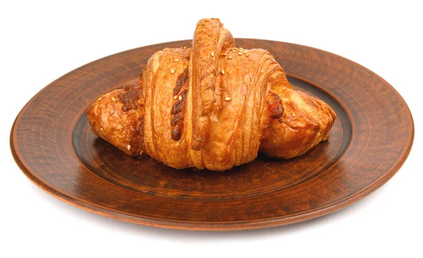 Croissant Egy Agyag Lemez Elszigetelt Fehér Alapon Oldalnézet — Stock Fotó