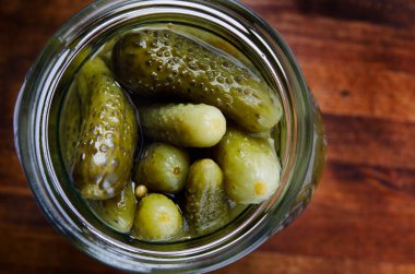 Salatalık turşusuyla açılır. Üst Manzara. Ahşap arkaplan.