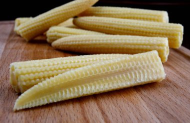 Tam ve yarım koçanlık mısır turşusu. Nefis bebek mısırı.