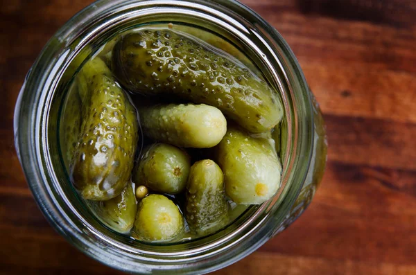 Salatalık turşusuyla açılır. Üst Manzara. Ahşap arkaplan.