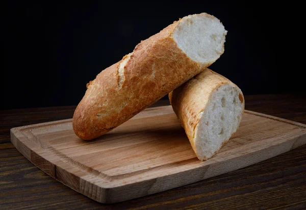 Baguette Crujiente Fresca Rodajas Una Tabla Cortar Madera Arte Pan —  Fotos de Stock