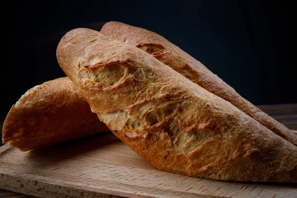 在木制切菜板上切碎新鲜的脆面包 艺术面包 — 图库照片