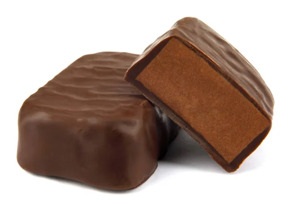 チョコレートキャンディーは白い背景に隔離されています チョコレートキャンディーの全部と半分 ロイヤリティフリーのストック写真