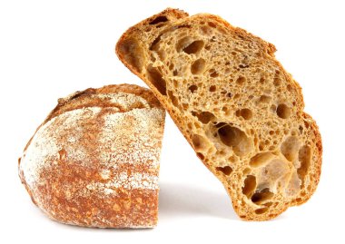 Beyaz arka planda izole edilmiş dilimlenmiş ekmek somunu.