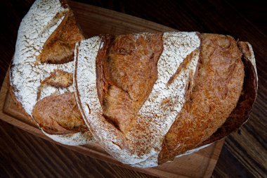 Tahta kesme tahtasında dilimlenmiş ekmek. sanat ekmeği.