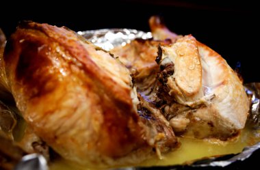 Folyoda pişmiş tavuk. Izgara tavuk. .